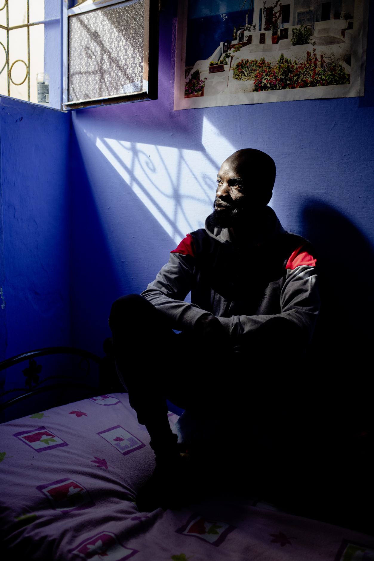 Bousso aus dem Senegal in seinem Zimmer, Tanger, Marokko.