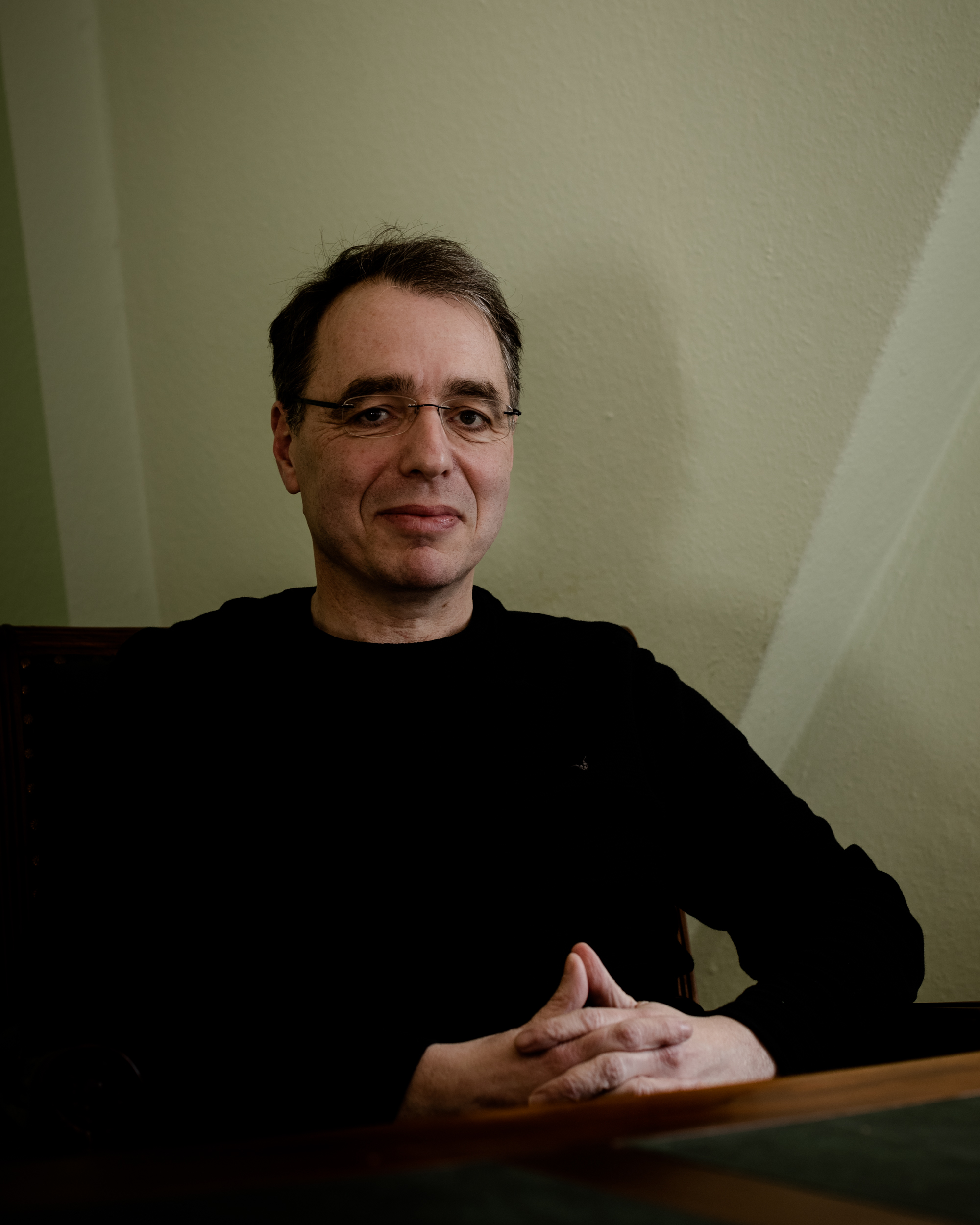 Bestseller Autor David Safier in seinem Arbeitszimmer in Bremen